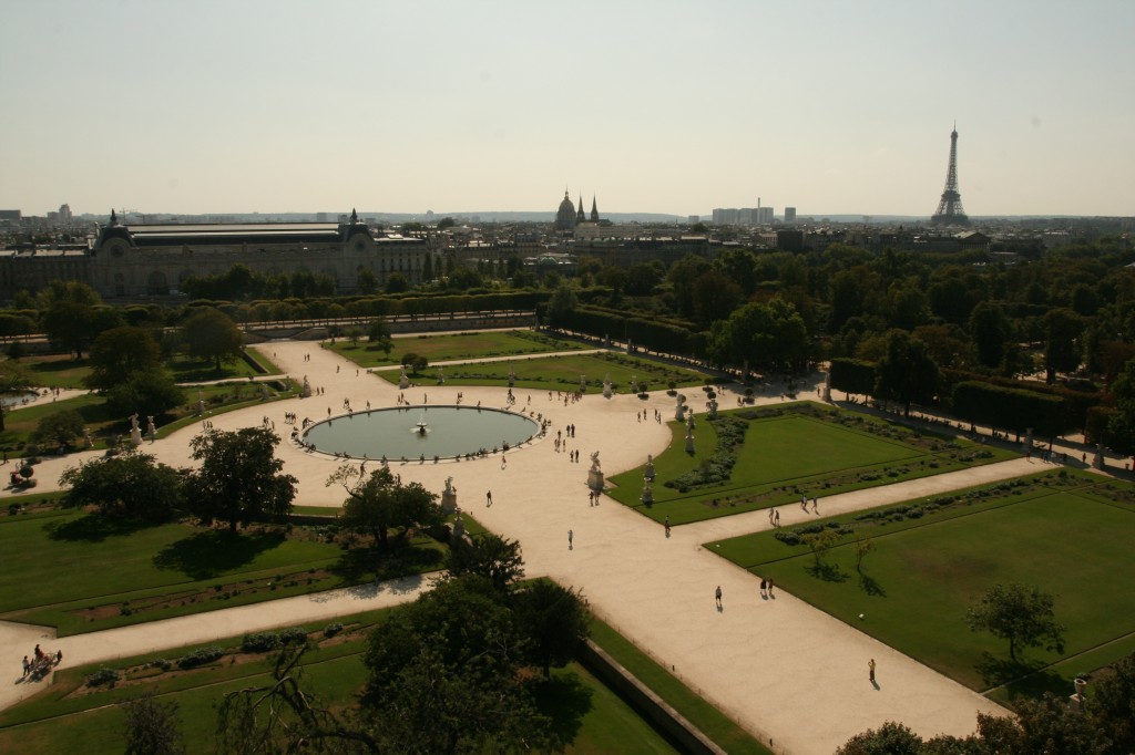 Jardins du Tuileries et La Tour Eiffel